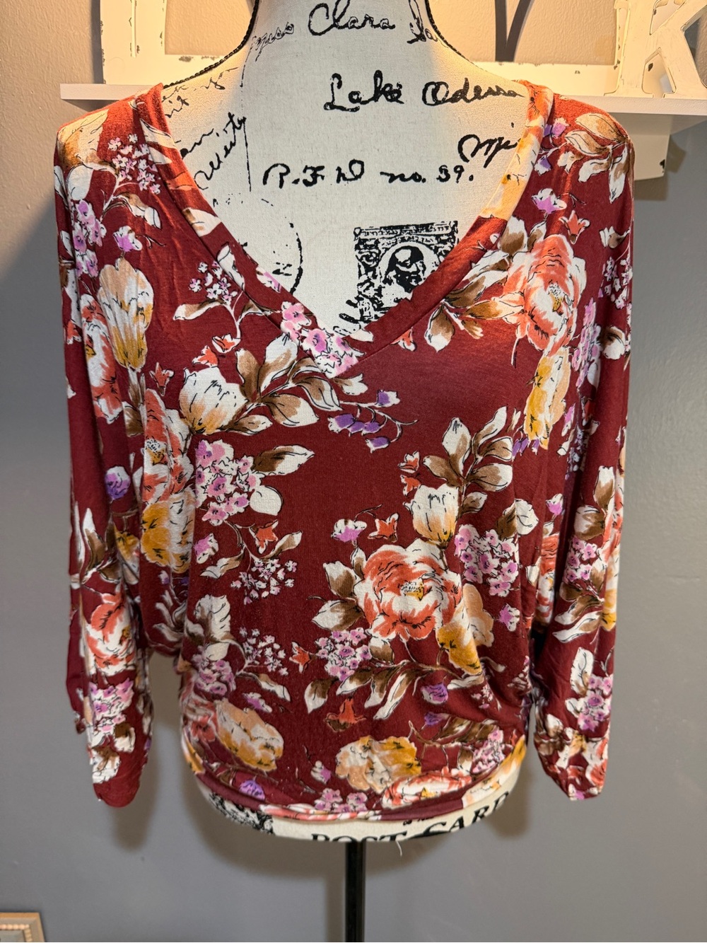 DAYTRIP BURGUNDY FLORAL V NECK LONG SLEEVE TOP SZ XS